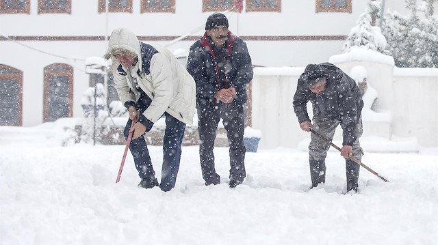 Görevliler, yoğun kar nedeniyle küreklerle kendilerince önlem almaya ve bazı noktaları açmaya çalıştı.