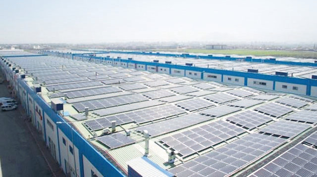 Kayseri'de açılışı yapılan çatı tipi güneş enerjisi santrali.