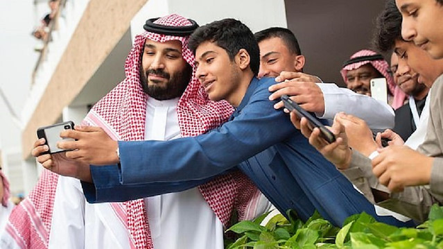 Saudi's bin Salman poses for selfies