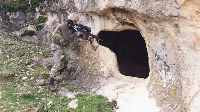 Teröristlerin kıstırıldığı dev mağaraya operasyon için özel birlikler sevk edildi.