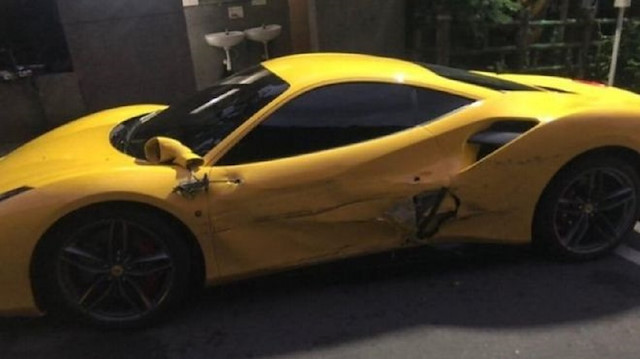 Tayvan'da bir garson Ferrari'ye çarptı. 