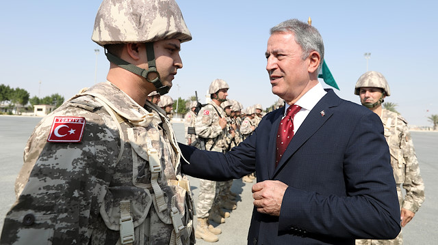 Milli Savunma Bakanı Hulusi Akar, Katar Milli Günü törenlerine katılmak üzere geldiği başkent Doha'daki Katar Türk Birleşik Müşterek Kuvvet Komutanlığı'nda inceleme ve denetlemelerde bulundu. 