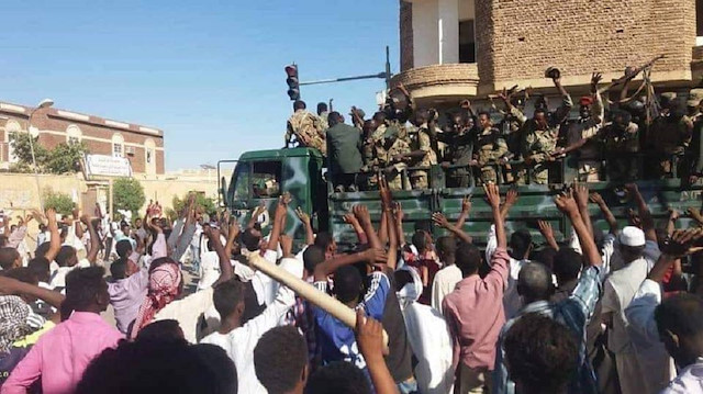 Sudan'da halk ekmek fiyatlarına yapılan zammı protesto etti. 