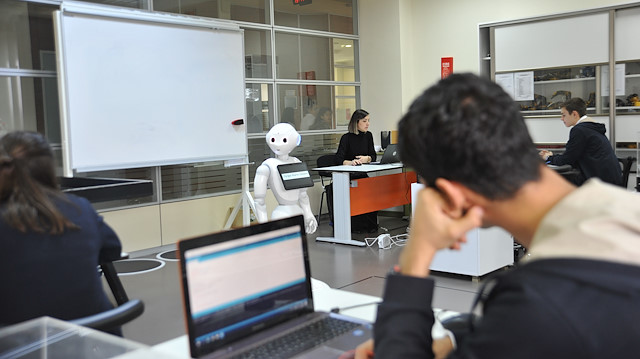Öğrenciler, öğrendikleri kodlamaya ilişkin bilgileri robot sayesinde pratikte görebilme şansı buluyor.