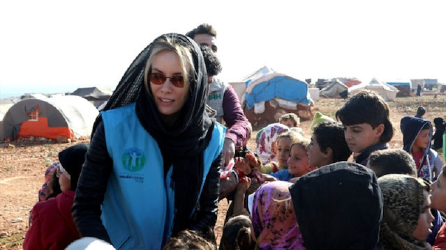 Gamze Özçelik visits Syrian refugee children in Idlib