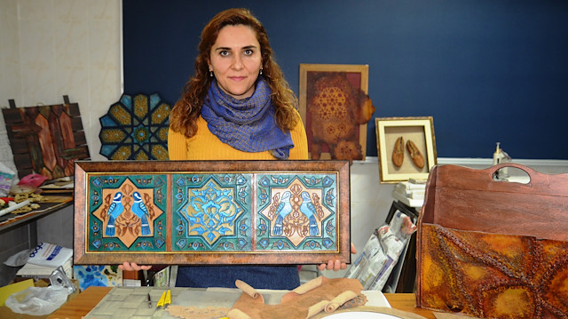 أكاديمية تركية تتفن بصناعة أعمال تقليدية من الجلد