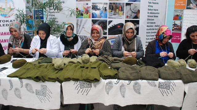 Tokat'ta 150 kadın, Mehmetçik için boyunluk, kaşkol ve bere örüyor.