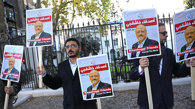 People protest against the killing of journalist Jamal Khashoggi in Turkey outside the Saudi Arabian Embassy in London, Britain, October 26 2018. REUTERS/Simon Dawson

