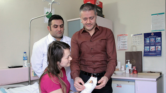 أطباء أتراك ينحجون في صناعة أصبع يد طبيعية لشرطية ألبانية
