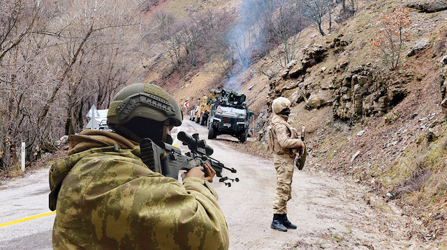 Mehmetçiğin 8 gün önce kardaki ayak izlerini takip ederek bulduğu mağaranın çevresi havadan ve karadan çembere alındı.