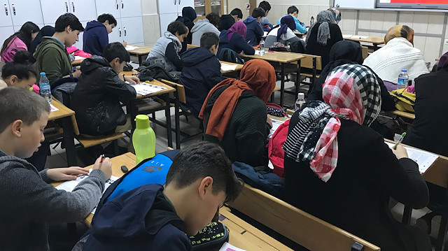 Hamza Taş İmam Hatip Ortaokulu öğrencileri 'öğretmensiz ve gözetmensiz' sınav uygulaması ile ilk kez sınava girdiler.
