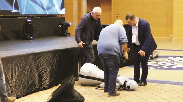 Akınsoft tarafından  üretilen  MİNİ ADA isimli robot  4. Akdeniz bilişim  Zirvesi’nde sahneden  düşmüş, sosyal medyada alay konusu olmuştu.