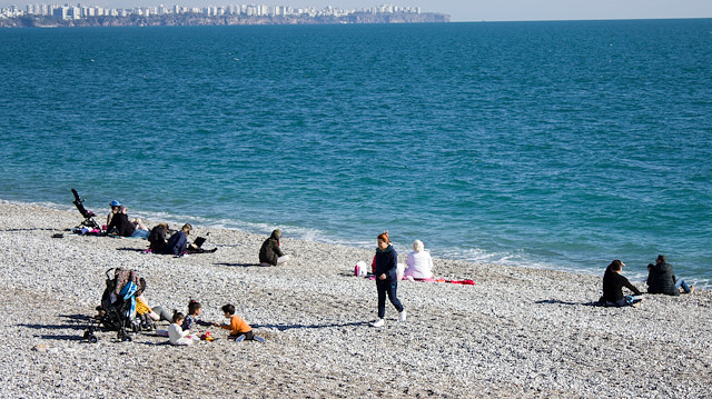 Antalya'daki güzel havayı fırsat bilen vatandaşlar sahile akın etti.