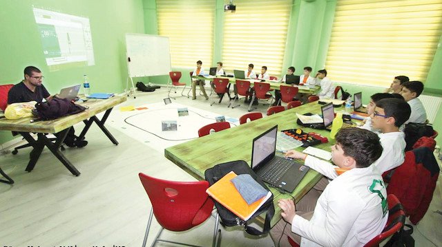 Milli Eğitim Bakanlığı, ‘Endüstri 4.0’ yani robot ve yapay zeka dönemine girilen şu günlerde imam hatip okullarını yeniden dizayn etti.