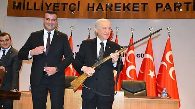 MHP Lideri Devlet Bahçeli'ye antika tüfek hediye edildi.