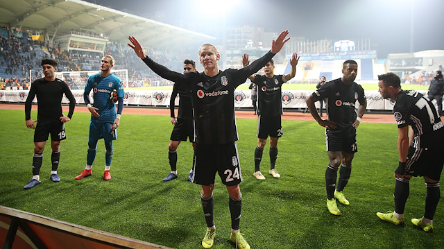 Siyah-beyazlı futbolcular alınan ağır mağlubiyetin ardından tribüne giderek taraftarından özür diledi.