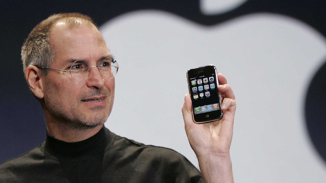 Steve Jobs, ilk iPhone'u tanıtıyor.