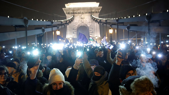 Budapeşte'deki Kossuth Meydan'ında toplanan halk Budin Kalesi'ndeki Cumhurbaşkanlığı Sarayı'na yürüdü.​ Fotoğraf: Reuters