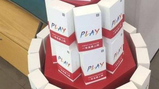 Bir mağazada dizili duran Xiaomi Play kutuları.