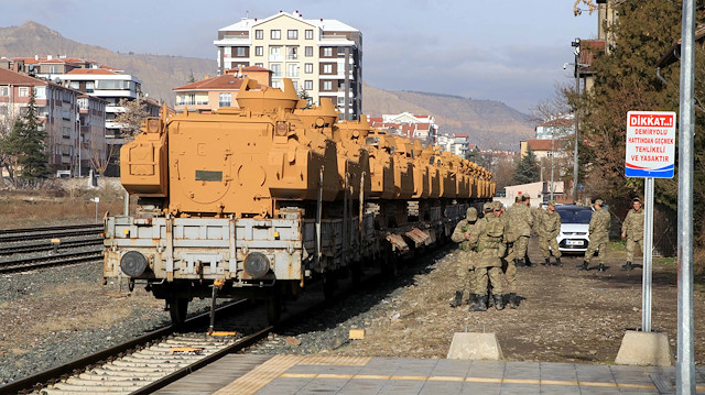 Zırhlı araçlar Suriye sınırına ulaştırılmak üzere trenlere yüklendi.