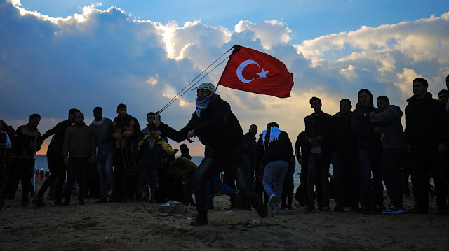 İsrail işgalini protesto eden Filistinliler gösteri sırasında Türk bayrağı açtı.