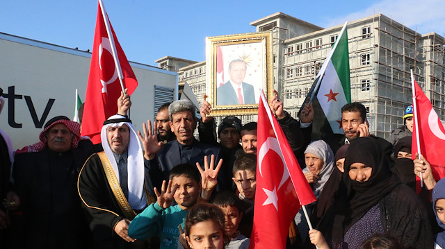 سوريون بتركيا يبتهلون إلى الله لنصرة عملية تحرير شرق الفرات