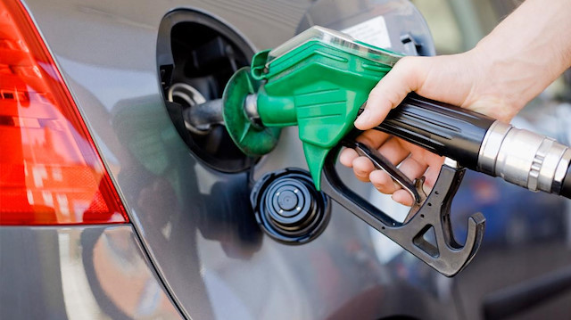 Brent petrolün varil fiyatı haftayı 53 dolardan kapatmasının ardından, benzin ve motorinde indirim beklentisi artarak 30 kuruşa dayandı.