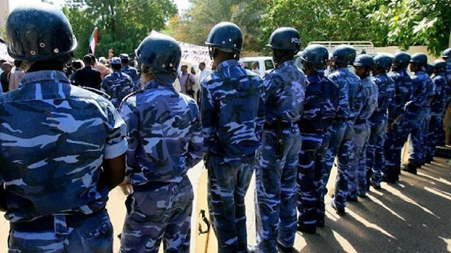 الشرطة السودانية تفرق محتجين أمام قصر الرئاسة بالخرطوم