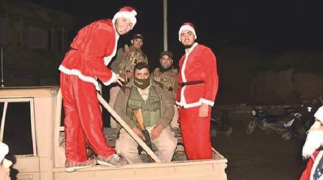 Esed askerileri  ‘Noel Baba’ kıyafeti giydi.