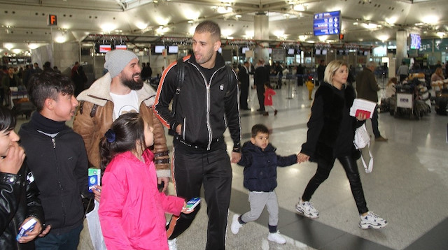 Slimani havalimanında mendil satan Suriyeli çocuğu geri çevirmedi.