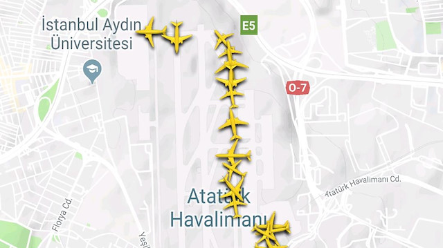 İstanbul'da lodos nedeniyle sırada bekleyen uçakların hava trafiği görüntüsü