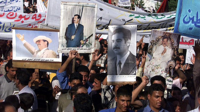 Devrik lideri Saddam Hüseyin'in resmini taşıyan 3 üniversite öğrencisi okuldan atıldı.​