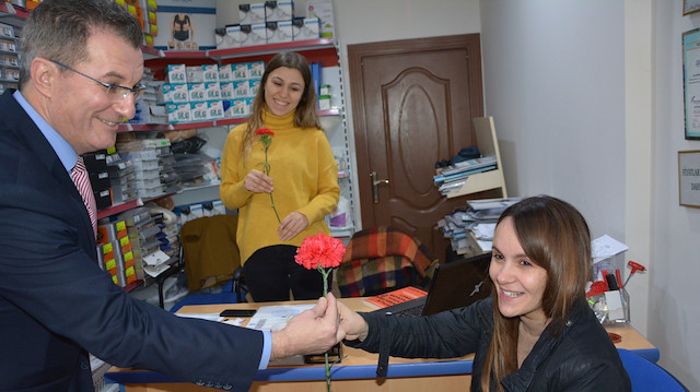 ​AK Parti Gönen Belediye Başkan aday adayı Şeref Çoban, ziyaretleri kapsamında kadınlara çiçek verdi.