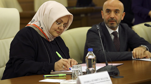 Aile, Çalışma ve Sosyal Hizmetler Bakanı Zehra Zümrüt Selçuk açıkladı. Asgari ücret 2019 için 2020 TL oldu.