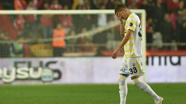 Neustadter'in Antalyaspor maçında gördüğü kırmızı kartın ardından yaşadığı üzüntü.