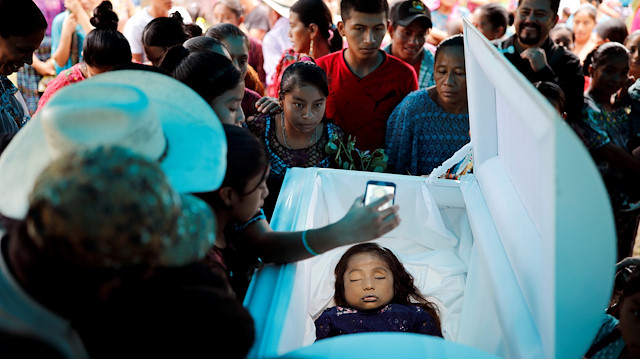 Orta Amerika'dan ABD'ye ulaşmak için harekete geçen göçmen konvoyunda yer alan Guatemalalı kız çocuğu, Meksika-ABD sınırında hayatını kaybetti.