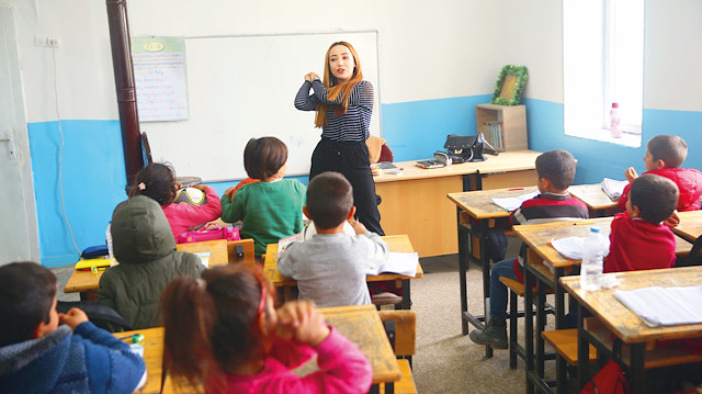 Doğu ve Güneydoğu’da, bakanlığın belirleyeceği sürede görev yapan öğretmenler avantajlı bölgelere tayinini istediği takdirde kolaylık sağlanacak.