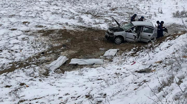 Kar nedeniyle şarampole uçan araba 3 kişiye mezar oldu.