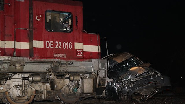 Yük treni aracı metrelerce sürükledi. Kaza sonucu araç kullanılamaz hale geldi.
