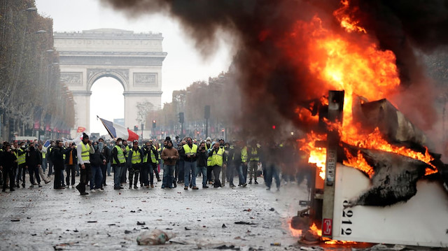 'Sarı yelekliler' adı verilen vandal gruplar, Fransa sokaklarını savaş alınına çevirdi
