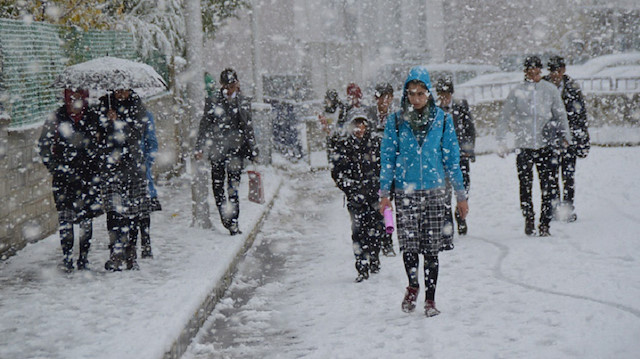 Yoğun kar nedeniyle bazı illerde okullar tatil edildi.