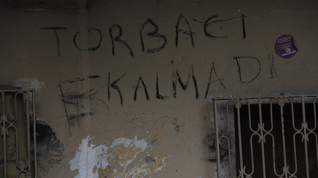 Polis operasyonlarının ardından 'torbacı kalmadı' yazılan duvar.