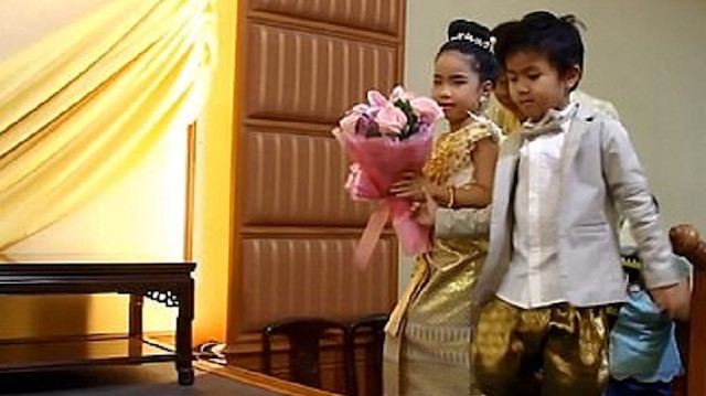 Tayland'da bir aile 6 yaşındaki ikizlerini evlendirdi. 