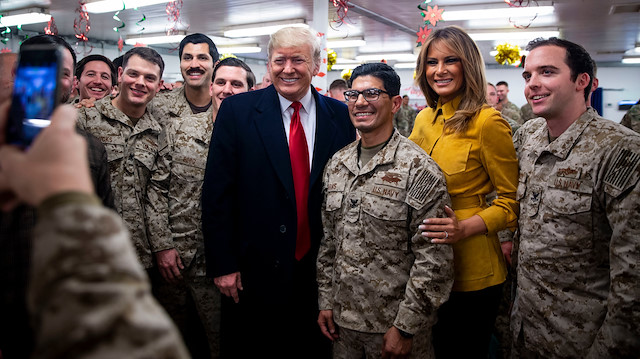ABD Başkanı Donald Trump, Irak'taki Amerikan askerleriyle fotoğraf çektirdi.