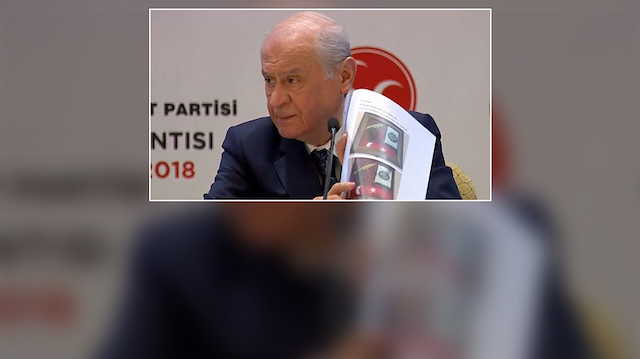 MHP Lideri Bahçeli, Akar'a verdikleri hediyenin fotoğrafını basın mensuplarına gösterdi.