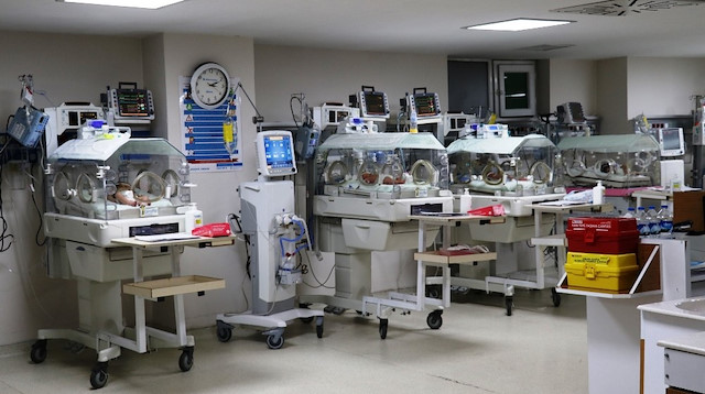 Lokman Hekim Van Hastanesin'de yatan yeni doğan bebekler.