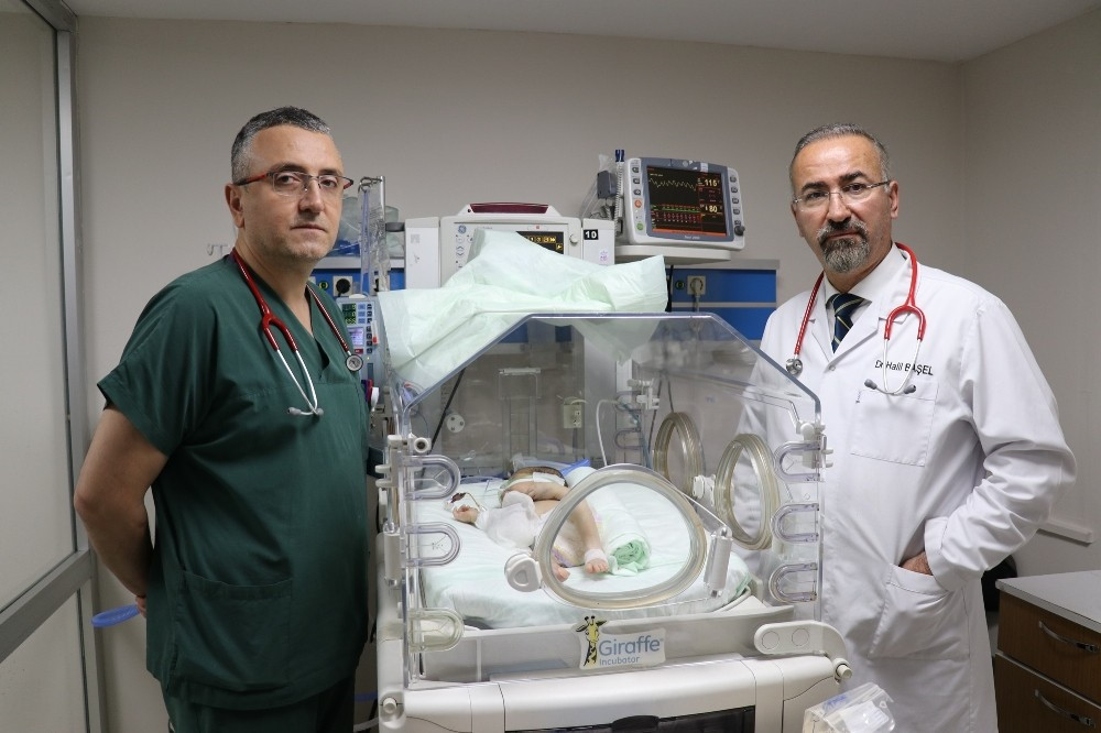 Lokman Hekim Van Hastanesini doktorları ve kalbi böbreğinde atan bebek.
