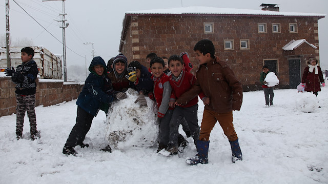 Öğrenciler, kar tatilinin keyfini çıkaran öğrenciler, kardan adam yaptı, kar topu oynadı.