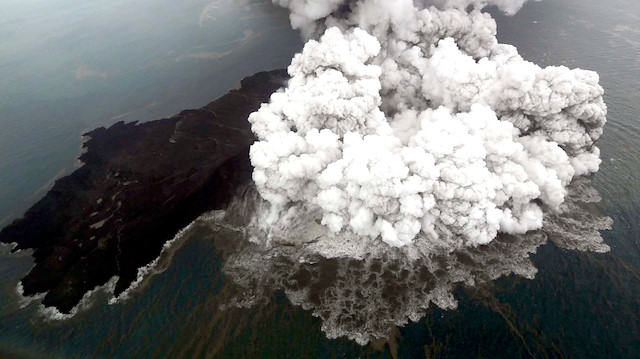 Endonezya'da Sunda Boğazı'nda tsunamiye neden olan Anak Krakatau Yanardağı. Fotoğraf: EPA
