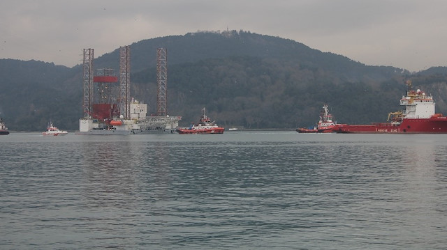 İstanbul Boğazı'ndan dev petrol platform geçti.  